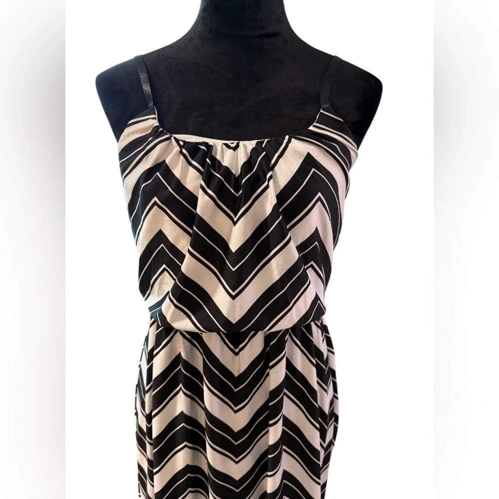 Maxi dress white and black‎ with some green at the bottom size s by bailey blue